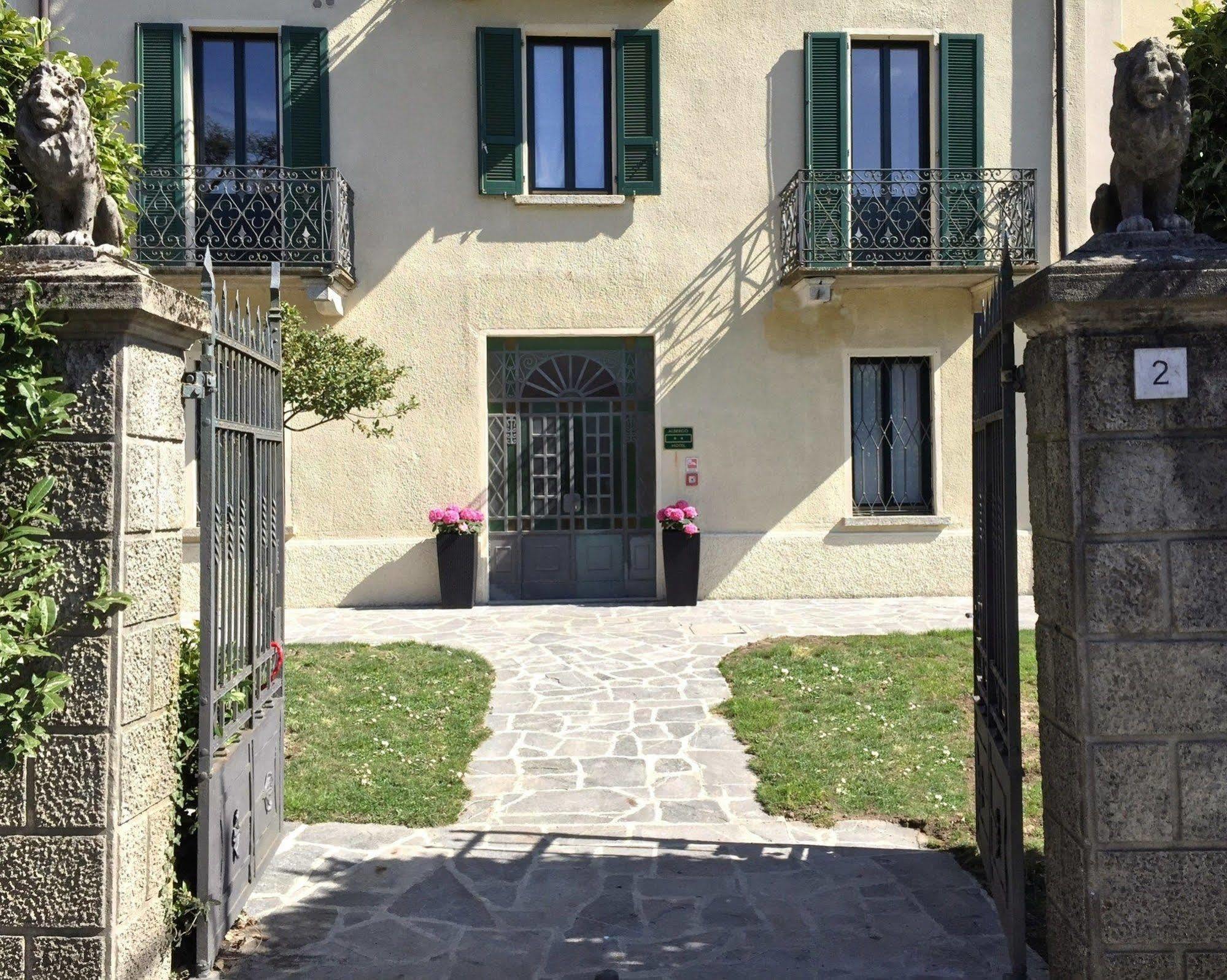 Hotel Villa San Fedele Сан Феделе Интелви Екстериор снимка